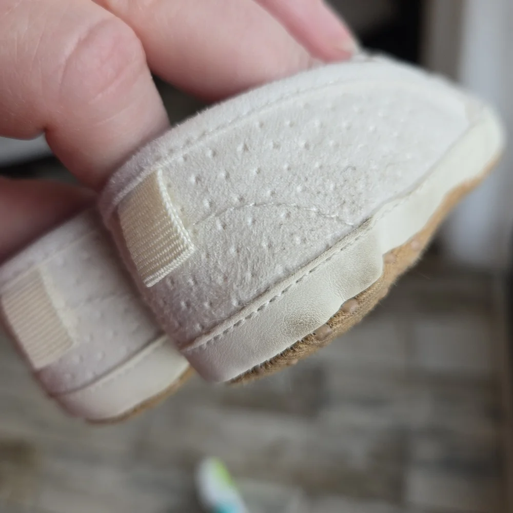 Old Navy White Baby Sneakers Crib Shoes 3-6m